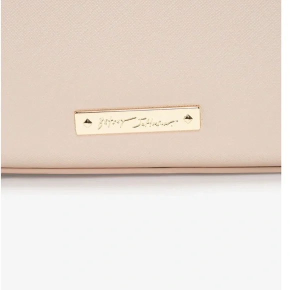 NEW BETSEY JOHNSON XO Kyla Crossbody Purse handbag Bag Oatmeal - Picture 4 of 7